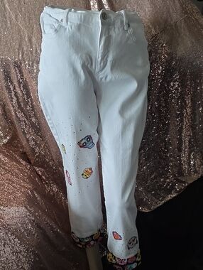 Gloria Vanderbilt White Jeans with Purple Button Accent